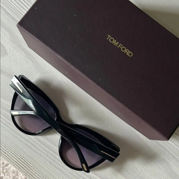 Tom Ford Sunglasses **FREE w/ orders over $700** - Picture 9 of 17
